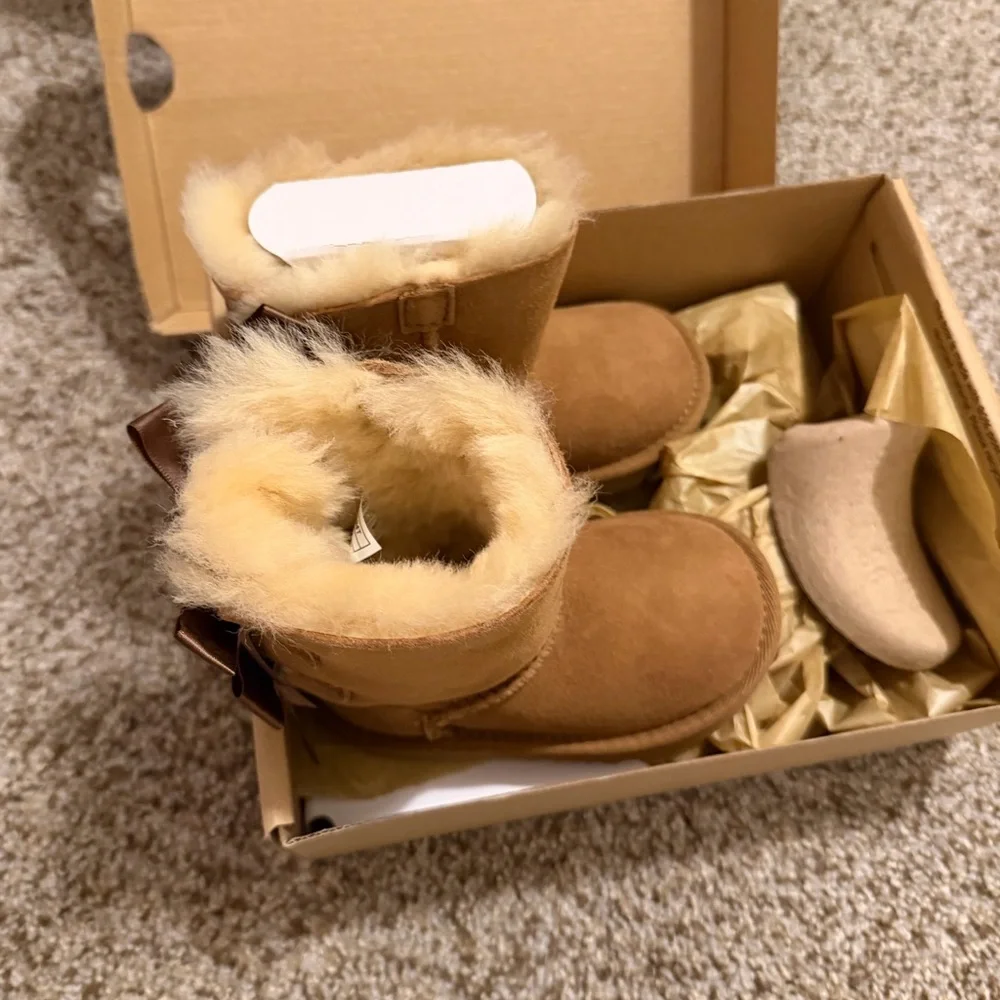 Toddler UGG Bailey Bow II Booties - Tan size 6 NWT